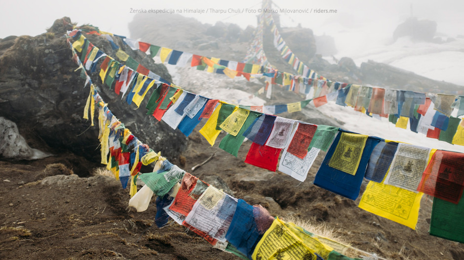 014---Nepalske-molitvene-zastavice,-okačene-pored-spomen-ploče-poginulima-na-Anapurni