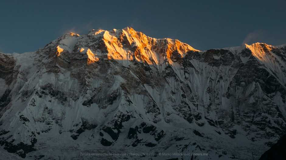 015---Annapurna---južna-strana---Sviće,-doručak-i-krećemo-na-uspon-ka-šatorima-(Tharpu-Chuli-Base-camp)-odakle-ekipa-ide-na-vrh