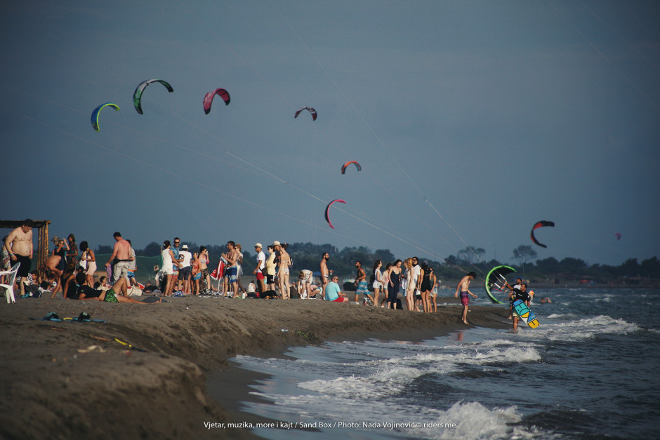 032 - kite and people